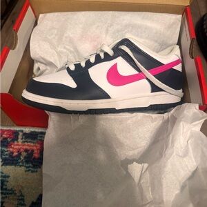 Nike dunks Sneakers in Pink and Navy 6y